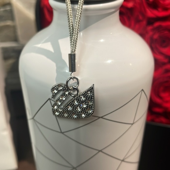 Swarovski Water bottle with Swarovski encrusted Swan charm - Picture 5 of 5
